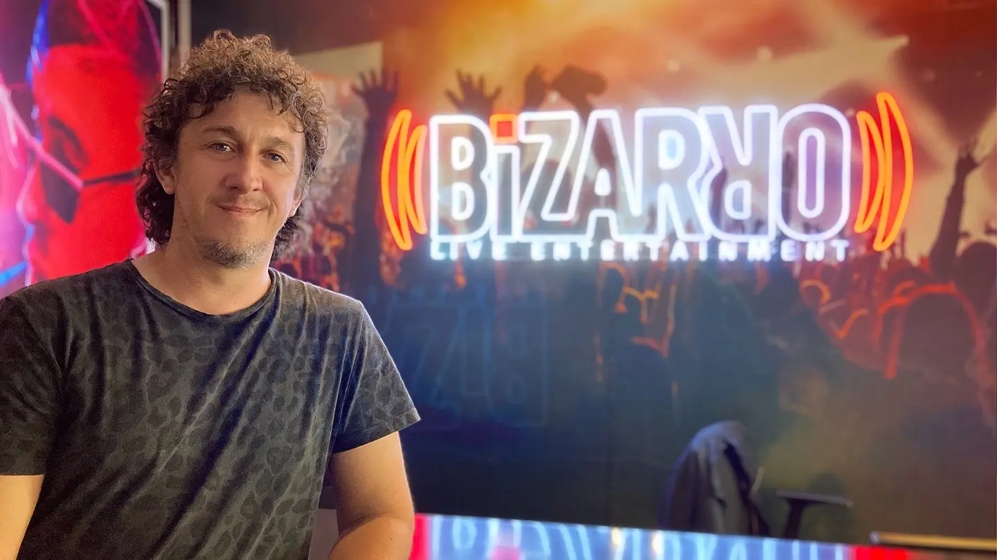 Felipe Reyes de PROFUGOS en una instancia profesional con Bizarro Live Entertainment