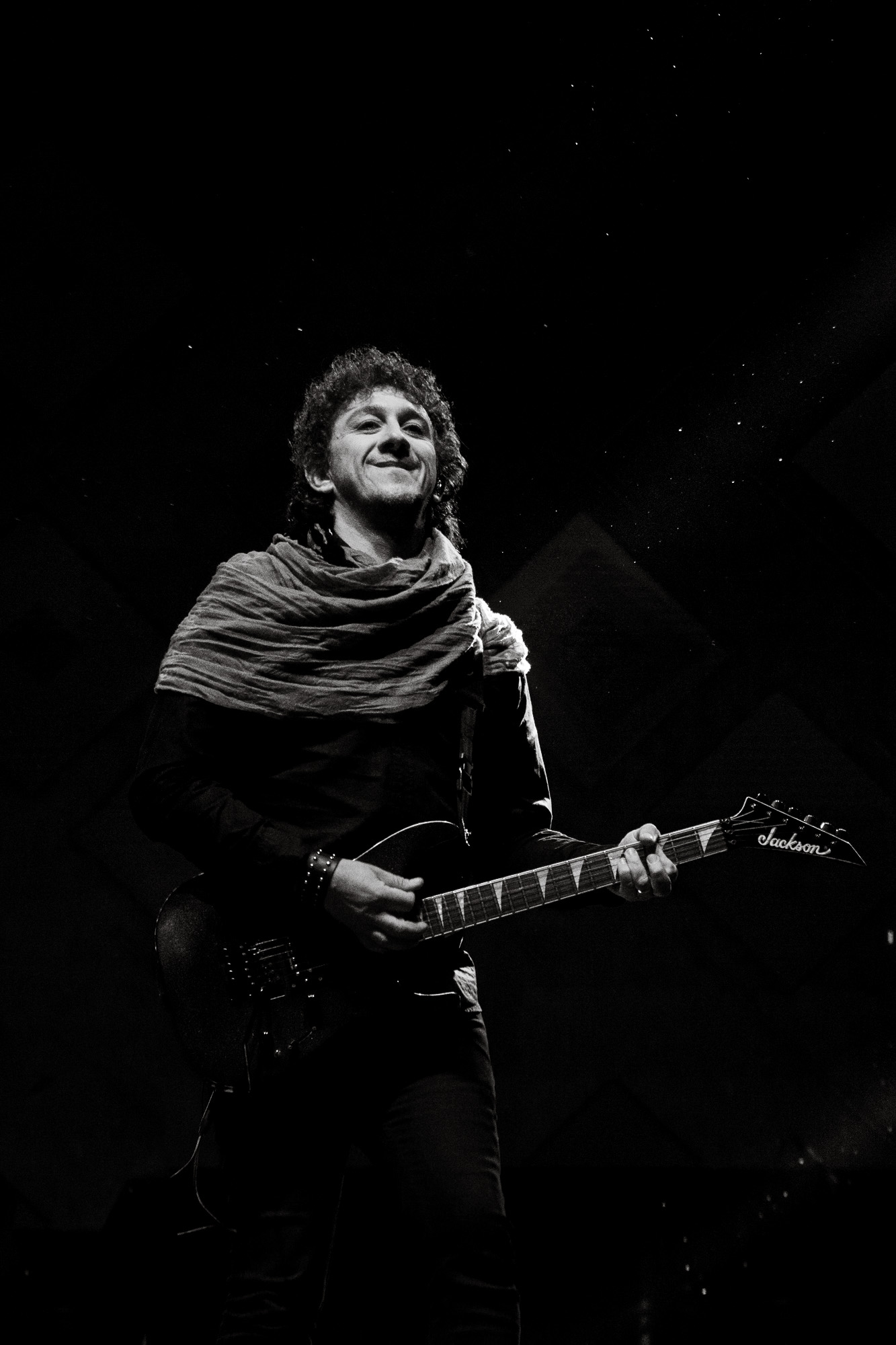 Retrato en blanco y negro de Felipe Reyes sobre el escenario