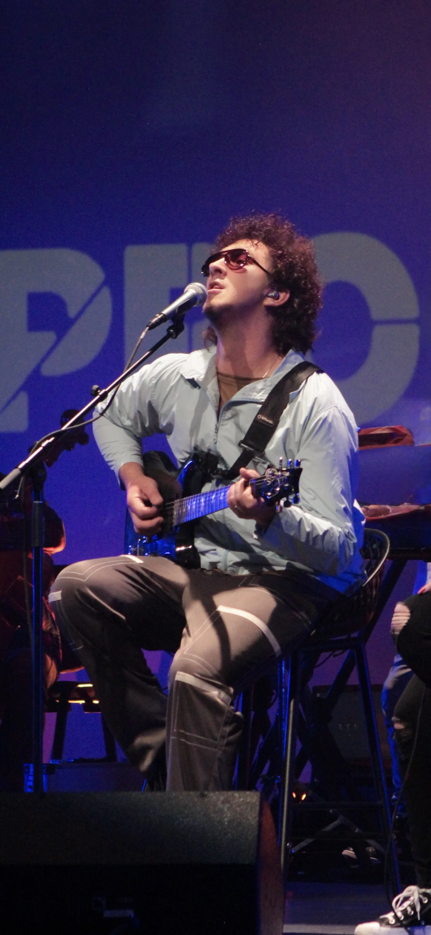 Felipe Reyes, vocalista de PROFUGOS, interpretando en vivo con su guitarra