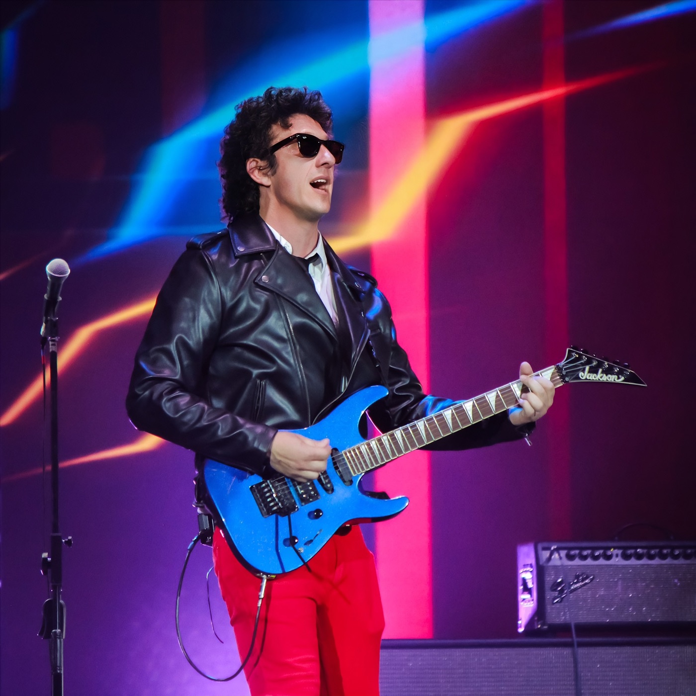 Felipe Reyes, vocalista y fundador de PROFUGOS, en concierto