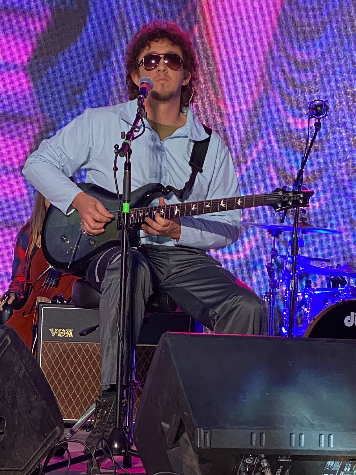 Felipe Reyes interpretando en vivo con guitarra