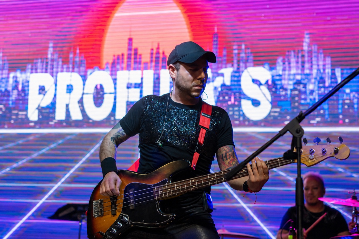 Hernán Fuller, bajista y corista de PROFUGOS, en concierto