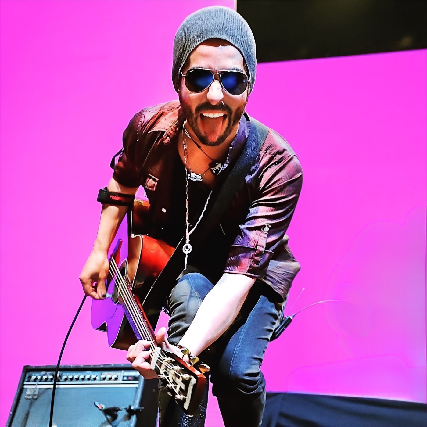 Patricio, guitarrista y corista de PROFUGOS, en concierto