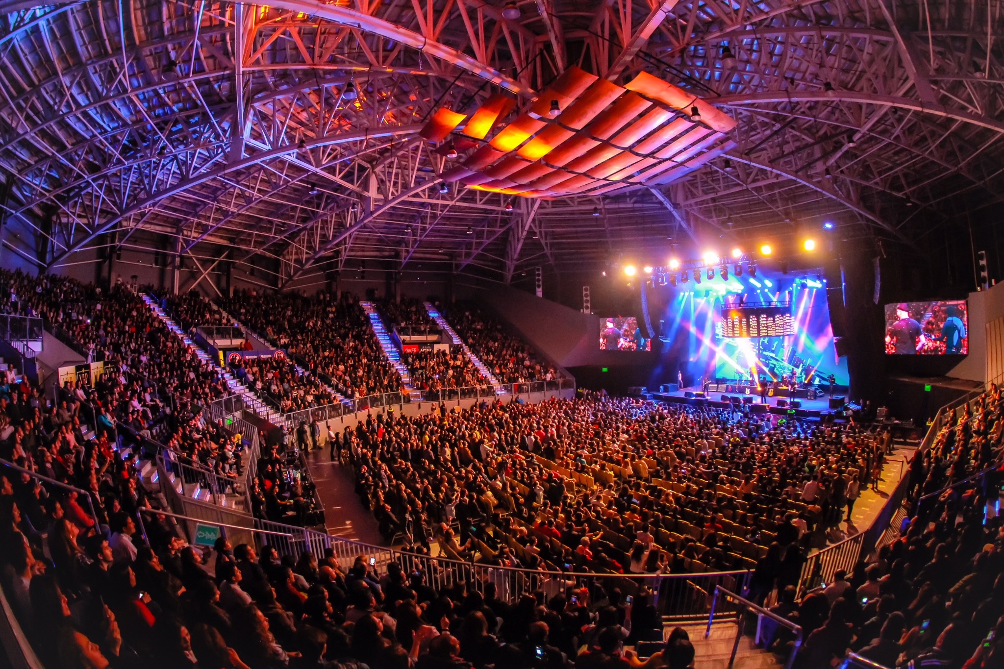 Vista panorámica de un concierto de PROFUGOS en una arena llena