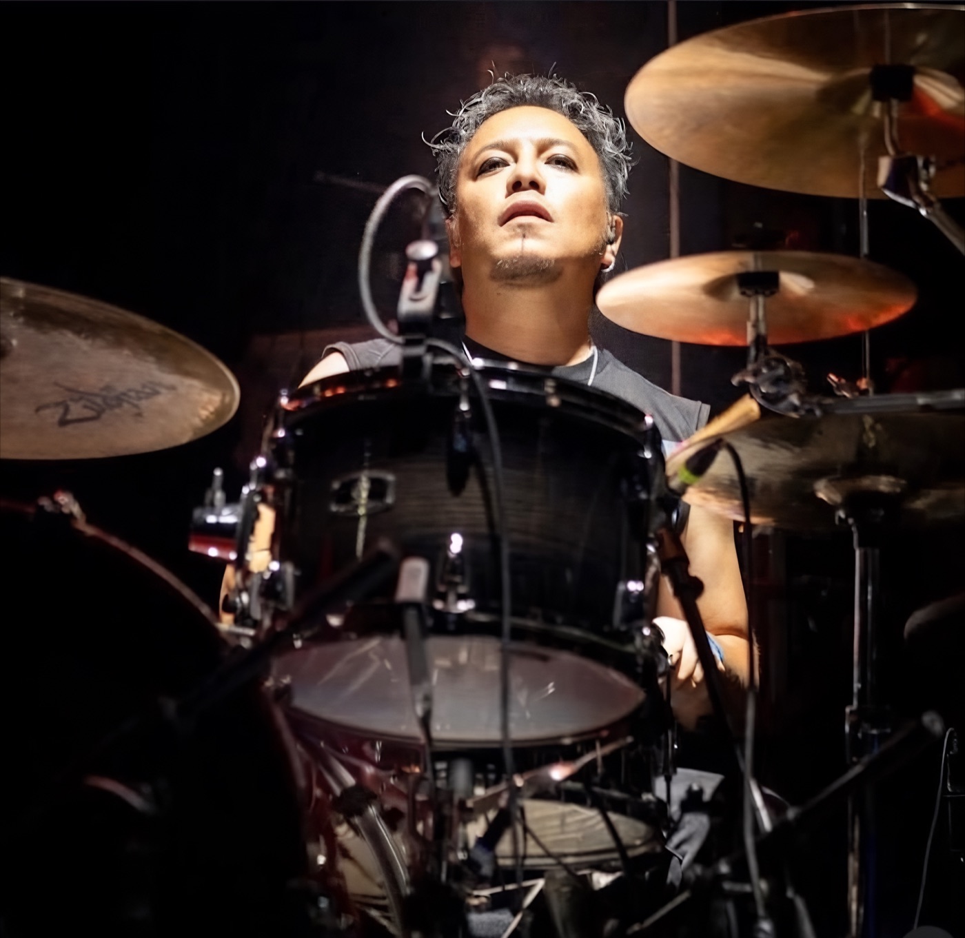 Rodrigo Kanamori, baterista y percusionista de PROFUGOS, en concierto