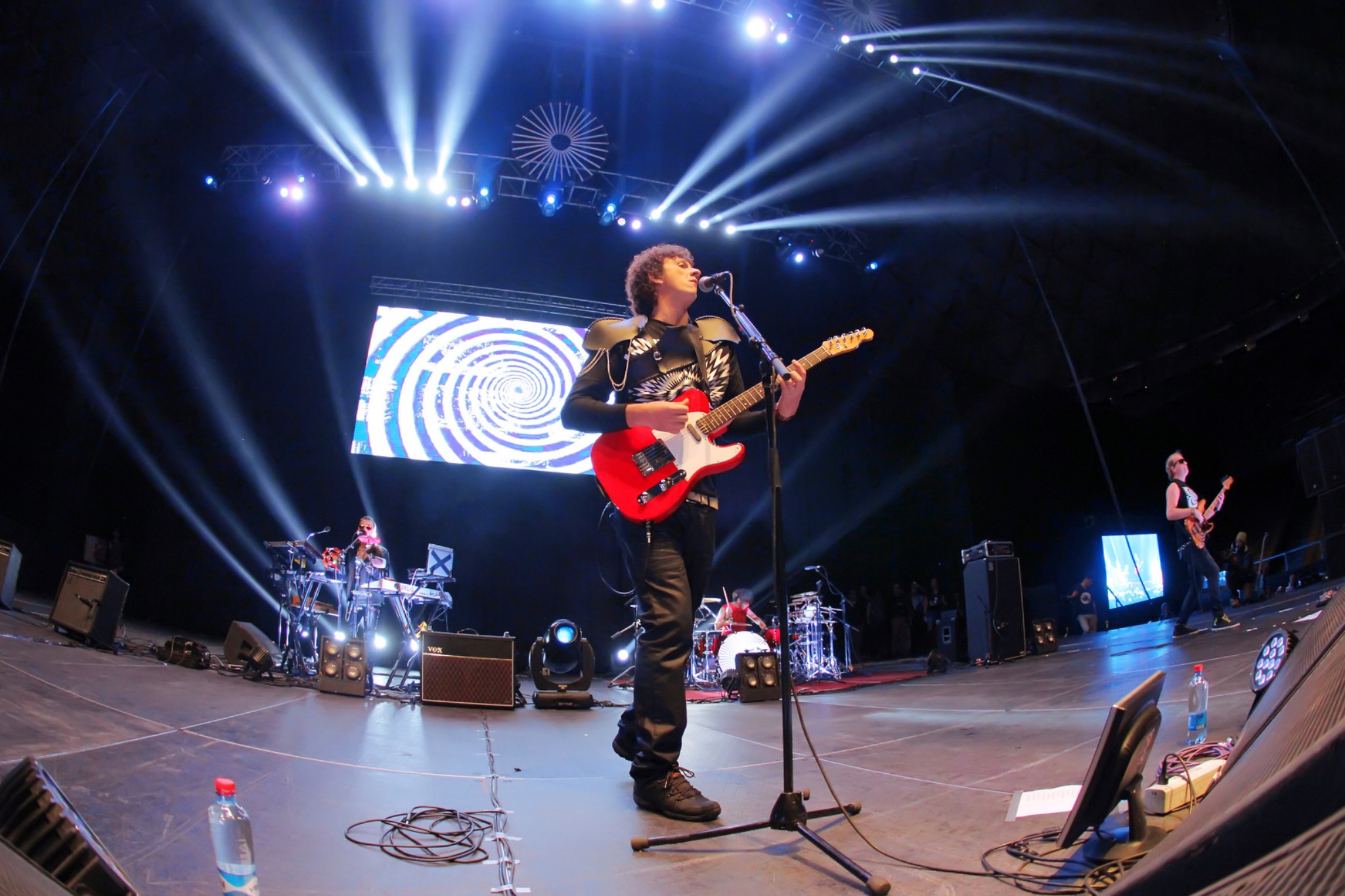 PROFUGOS en un gran escenario con producción audiovisual