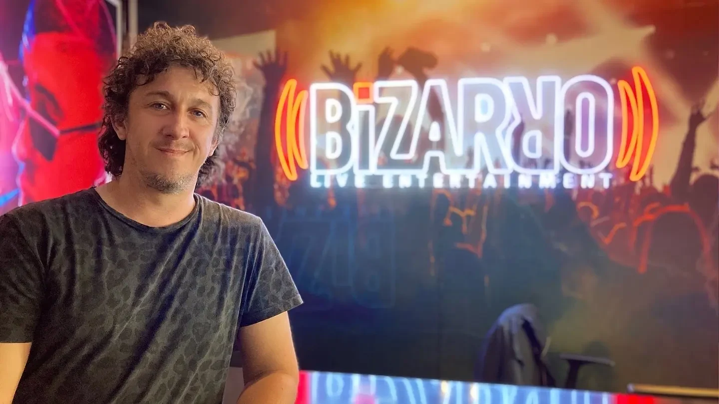 Felipe Reyes de PROFUGOS en una instancia profesional con Bizarro Live Entertainment