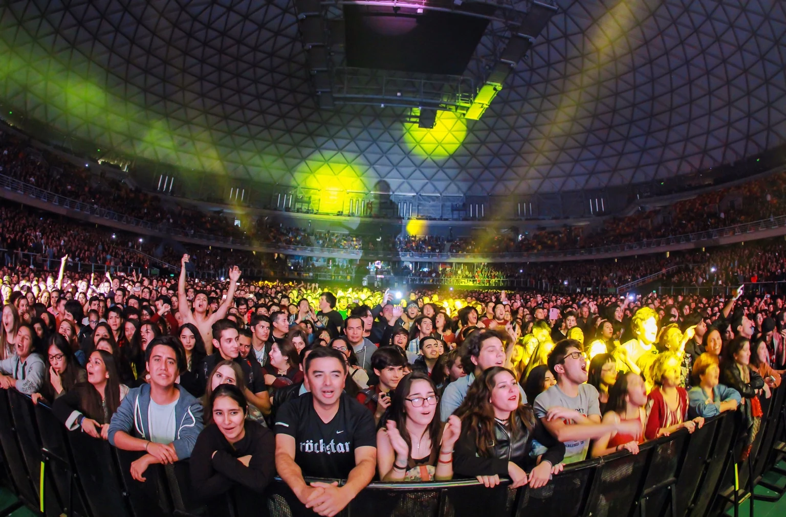 El público de PROFUGOS llenando el Movistar Arena
