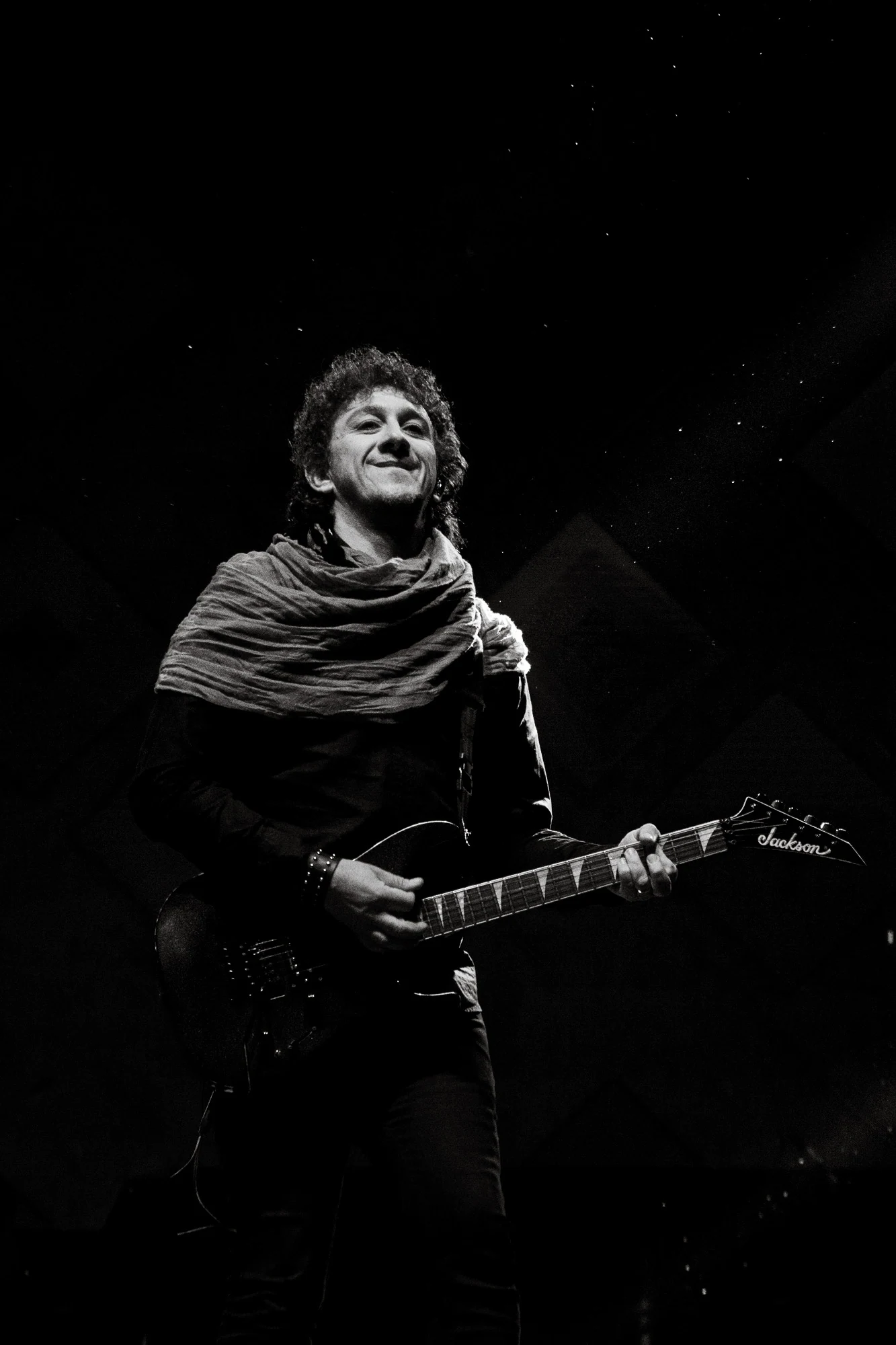 Retrato en blanco y negro de Felipe Reyes sobre el escenario