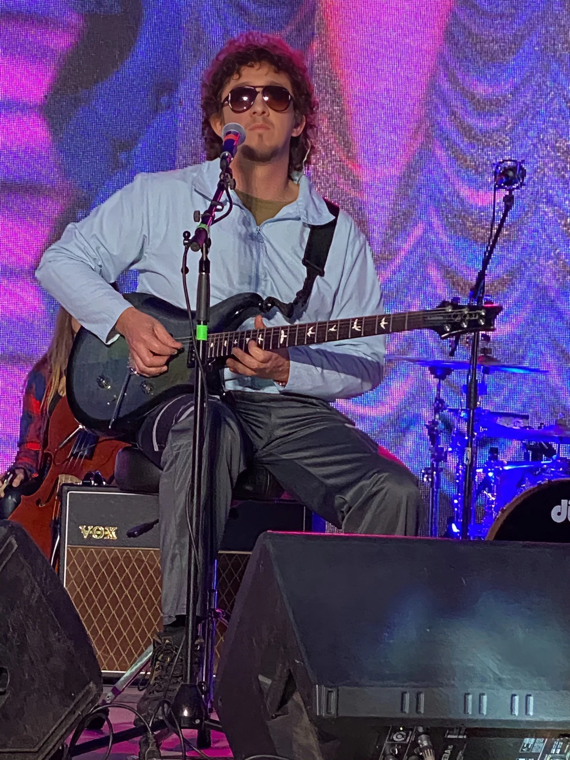 Felipe Reyes interpretando en vivo con guitarra