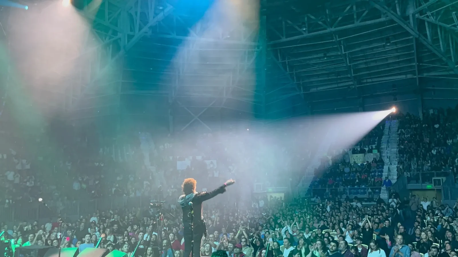 Vista panorámica desde el escenario de PROFUGOS ante una arena llena