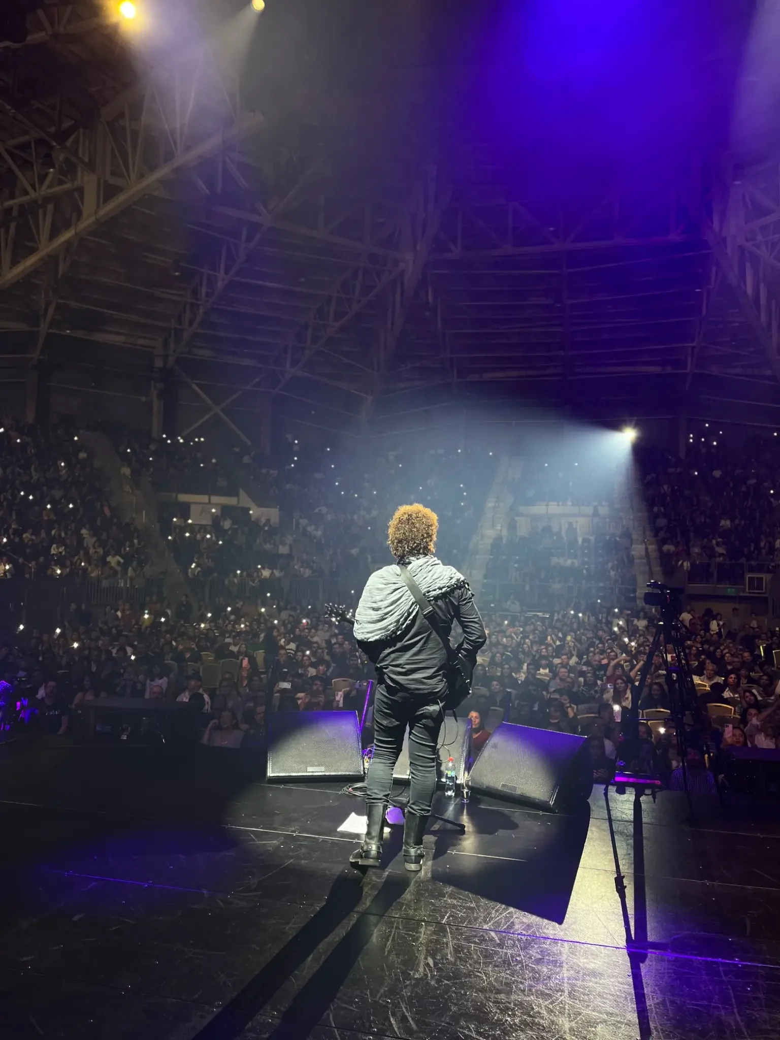 PROFUGOS frente a una arena llena iluminada por el público