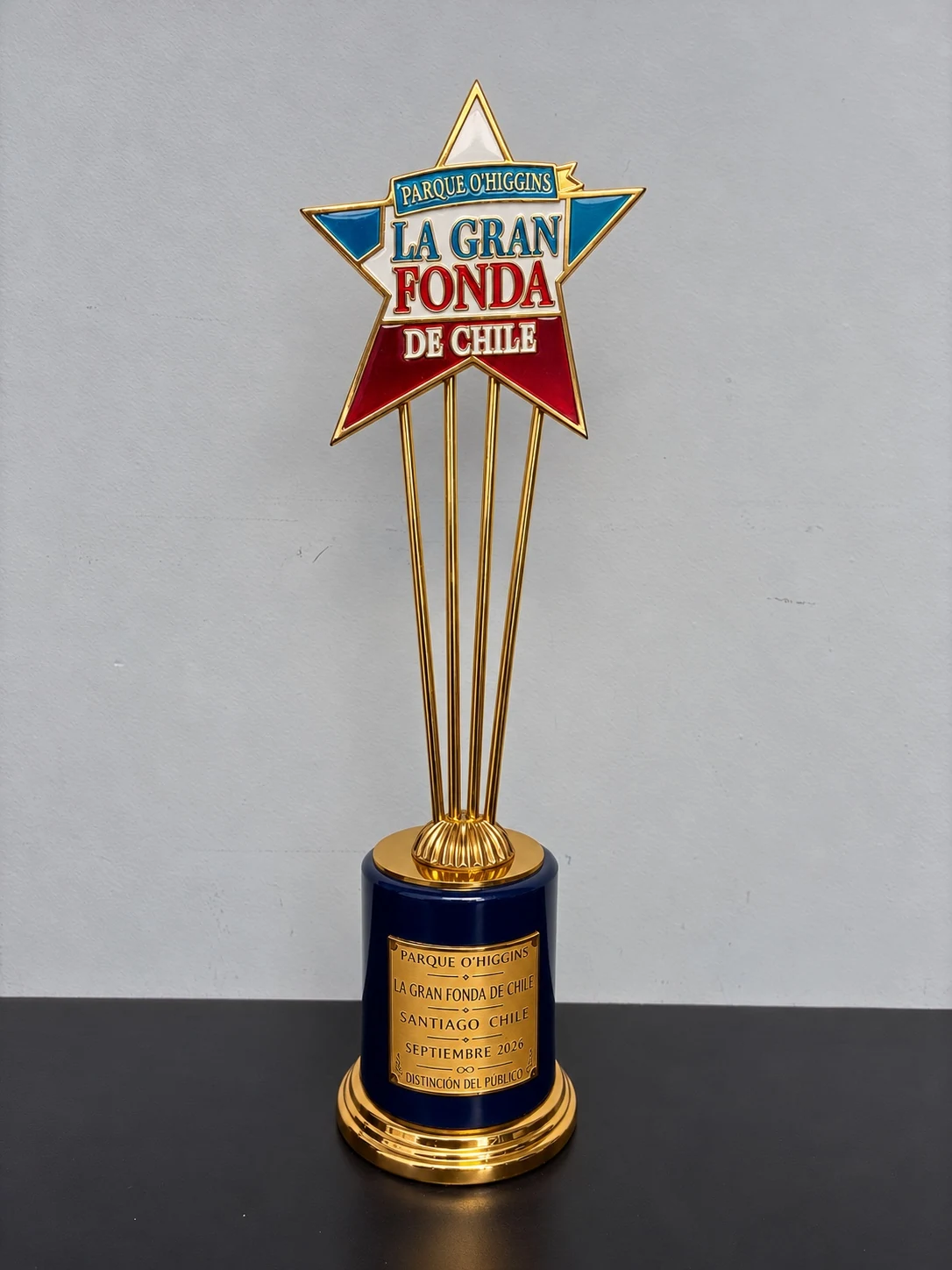 Detalle del reconocimiento que sostiene Felipe Reyes: Distinción del Público de La Gran Fonda de Chile, septiembre de 2026.