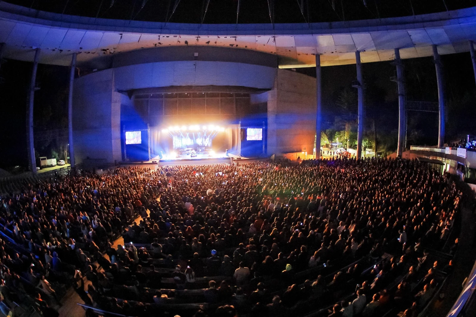 Vista panorámica del público y el escenario durante un concierto de PROFUGOS en la Quinta Vergara