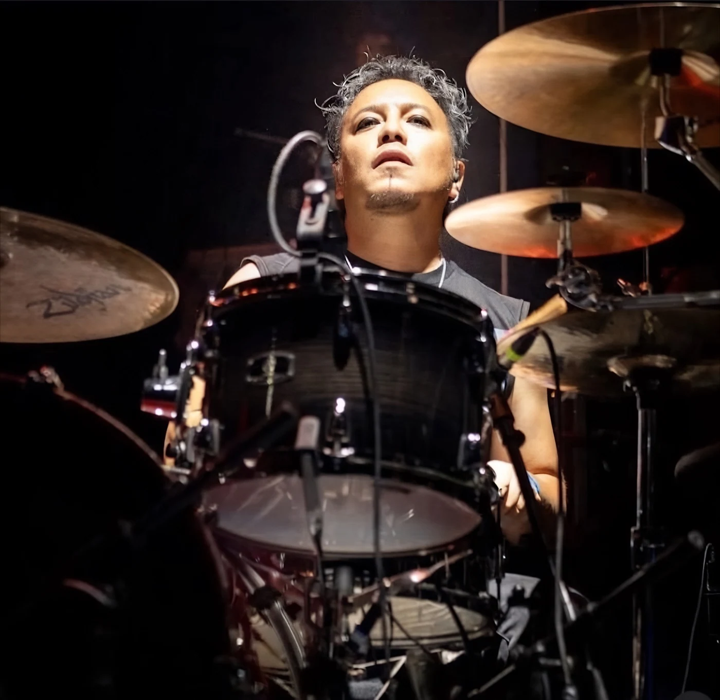 Rodrigo Kanamori, baterista y percusionista de PROFUGOS, en concierto