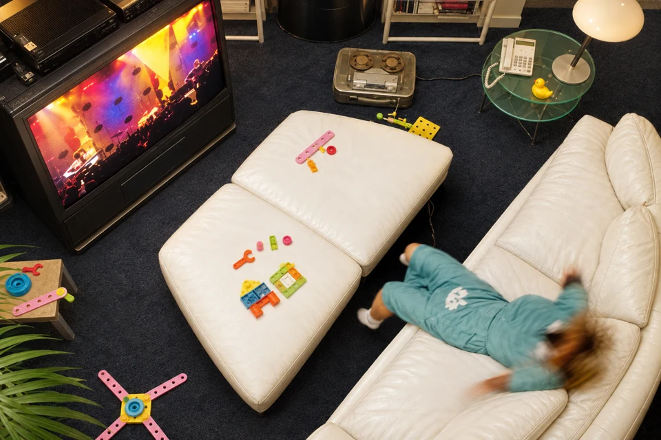 Living interactivo recreado para PROFUGOS; los objetos se pueden explorar con los botones